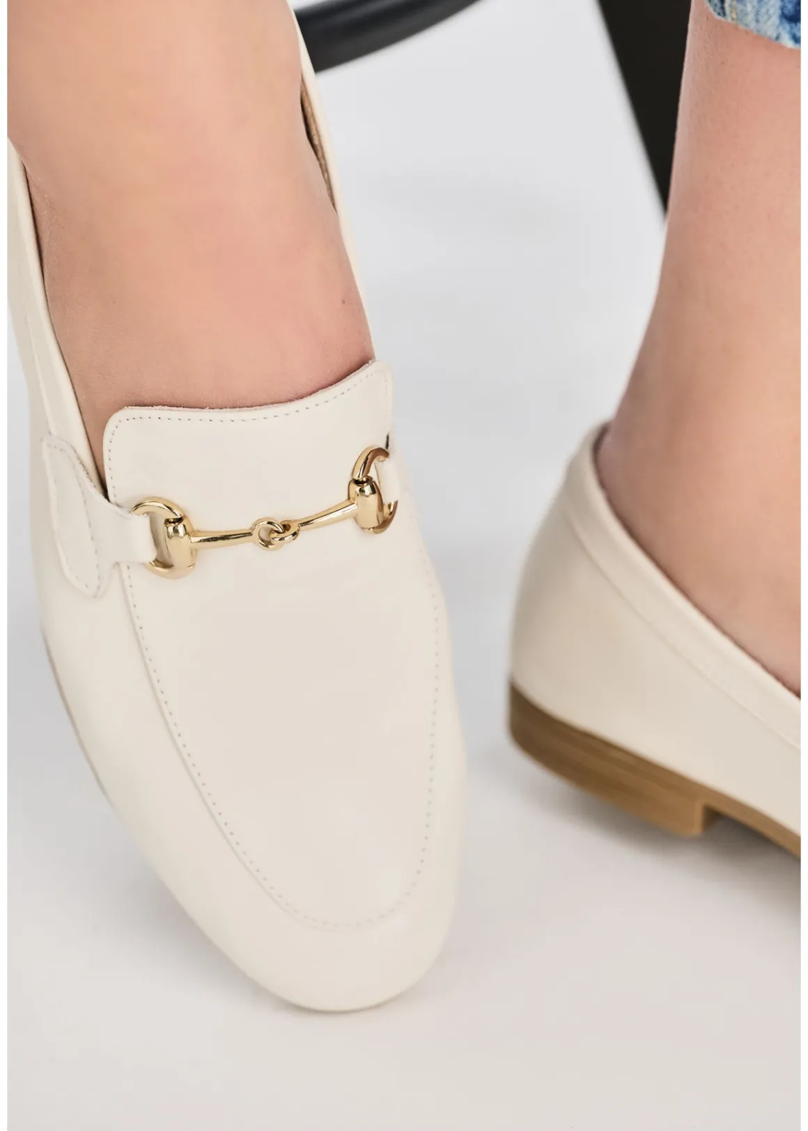 Beżowe skórzane mokasyny damskie z klamrą
