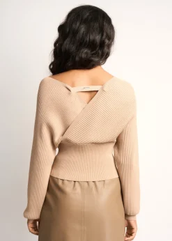 Beżowy sweter damski