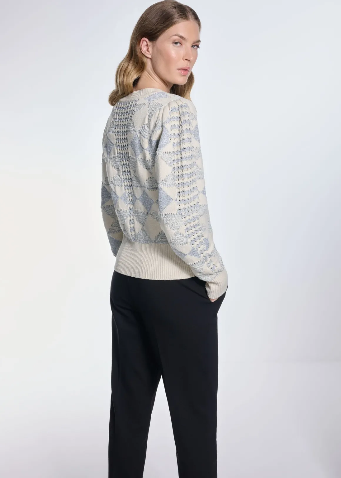 Beżowy sweter damski z metalizowaną nicią