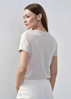 Beżowy T-shirt damski w serek
