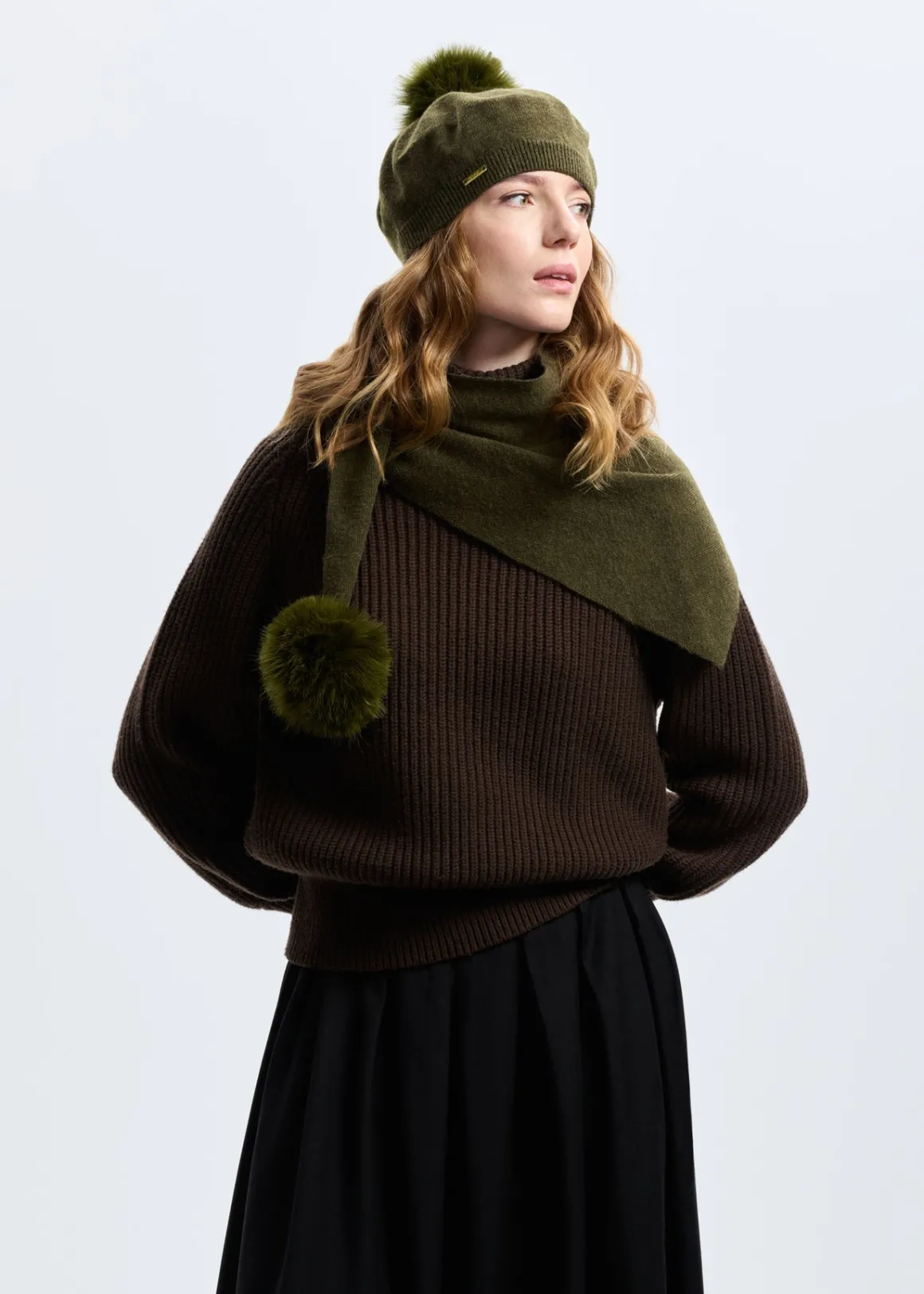 Beret damski z pomponem w kolorze khaki