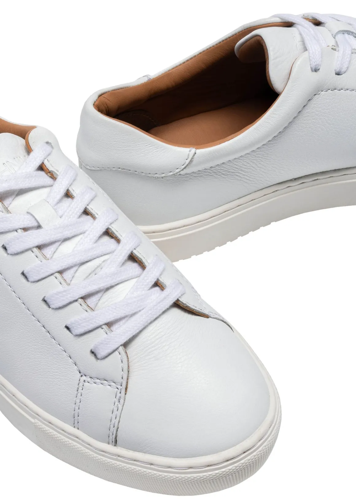 Białe skórzane buty sportowe