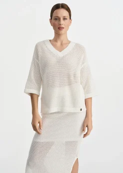 Biały dzianinowy sweter damski