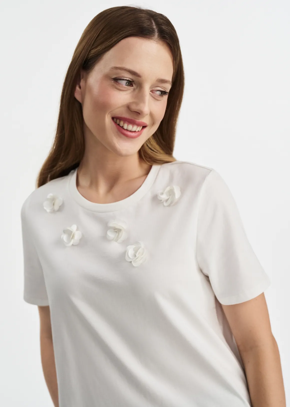 Biały t-shirt bawełniany z aplikacjami