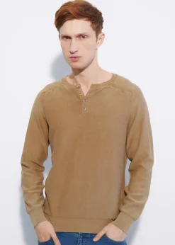 Brązowy sweter męski z guzikami