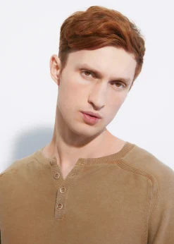 Brązowy sweter męski z guzikami