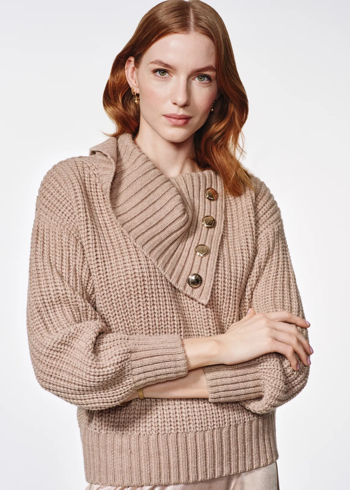 Camelowy sweter damski z kołnierzem