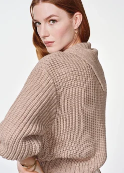Camelowy sweter damski z kołnierzem