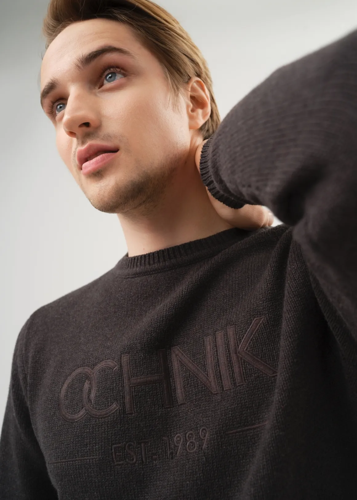 Ciemnoszary sweter męski z wyszytym logo