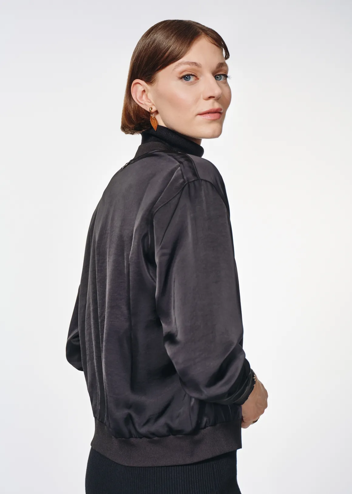 Czarna bluza damska na suwak