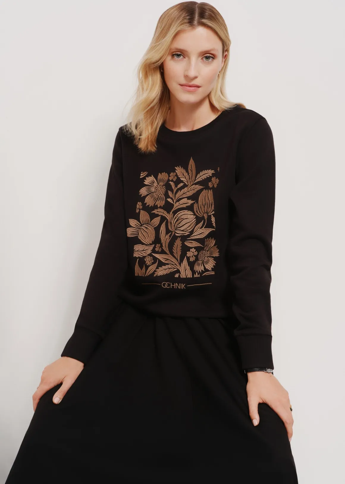 Czarna bluza damska z haftem