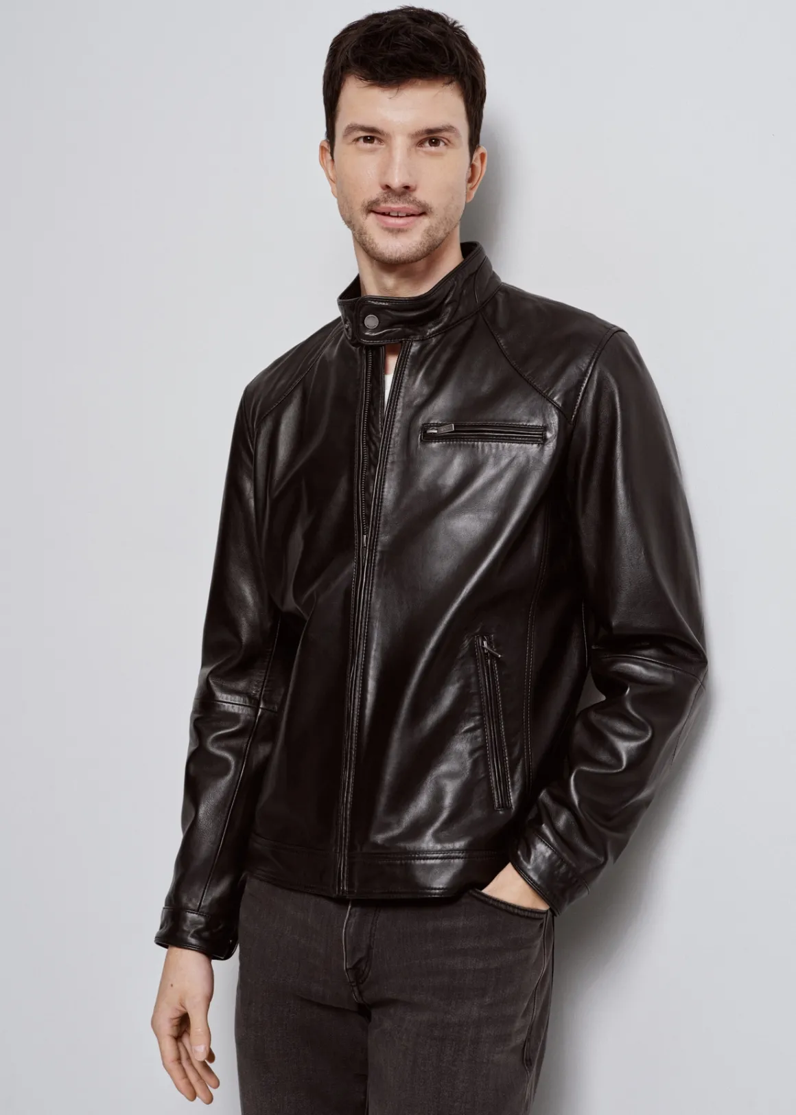 Czarna klasyczna skórzana kurtka męska