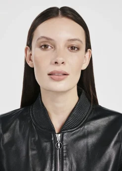 Czarna skórzana kurtka bomber