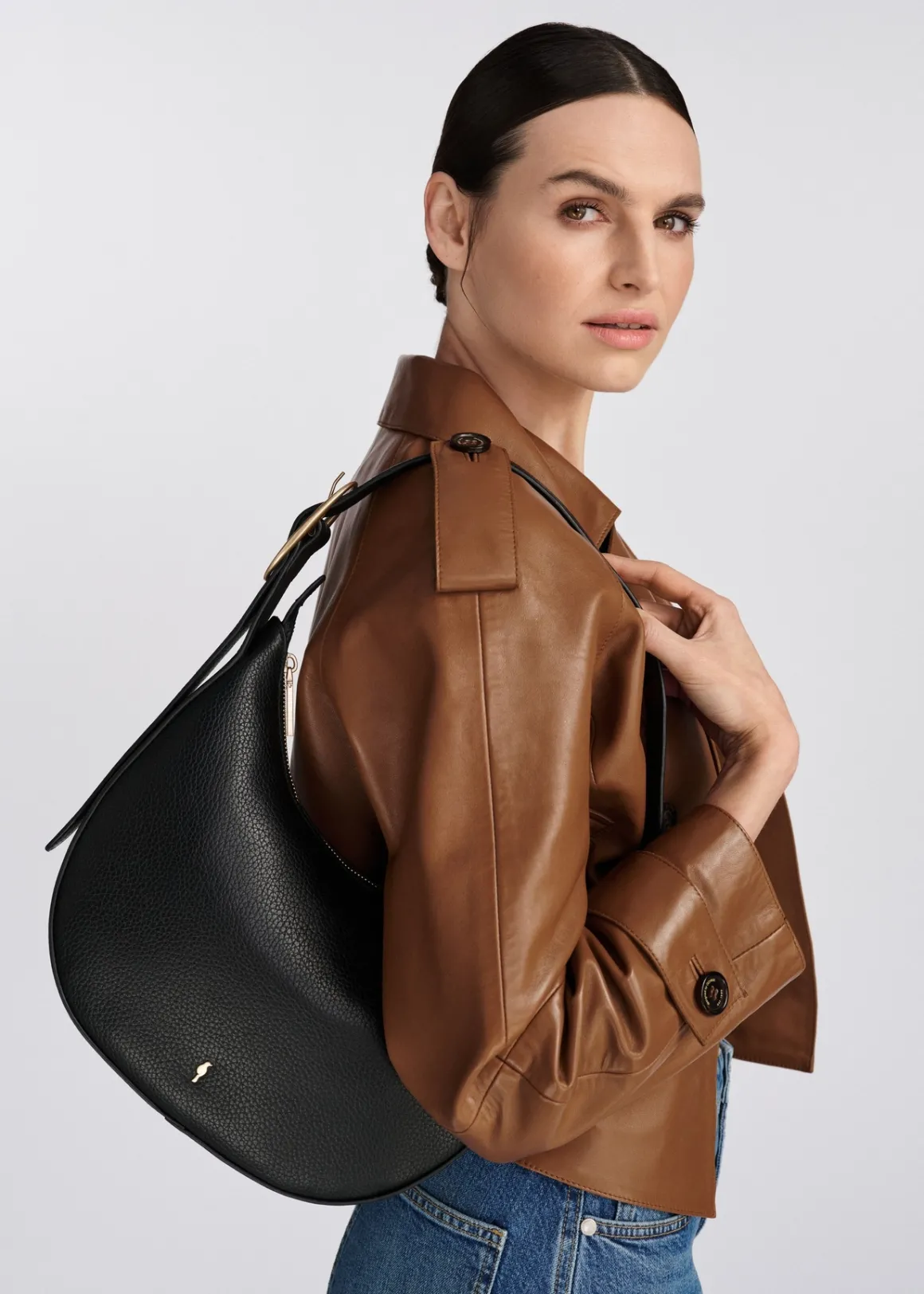Czarna skórzana torebka w stylu hobo