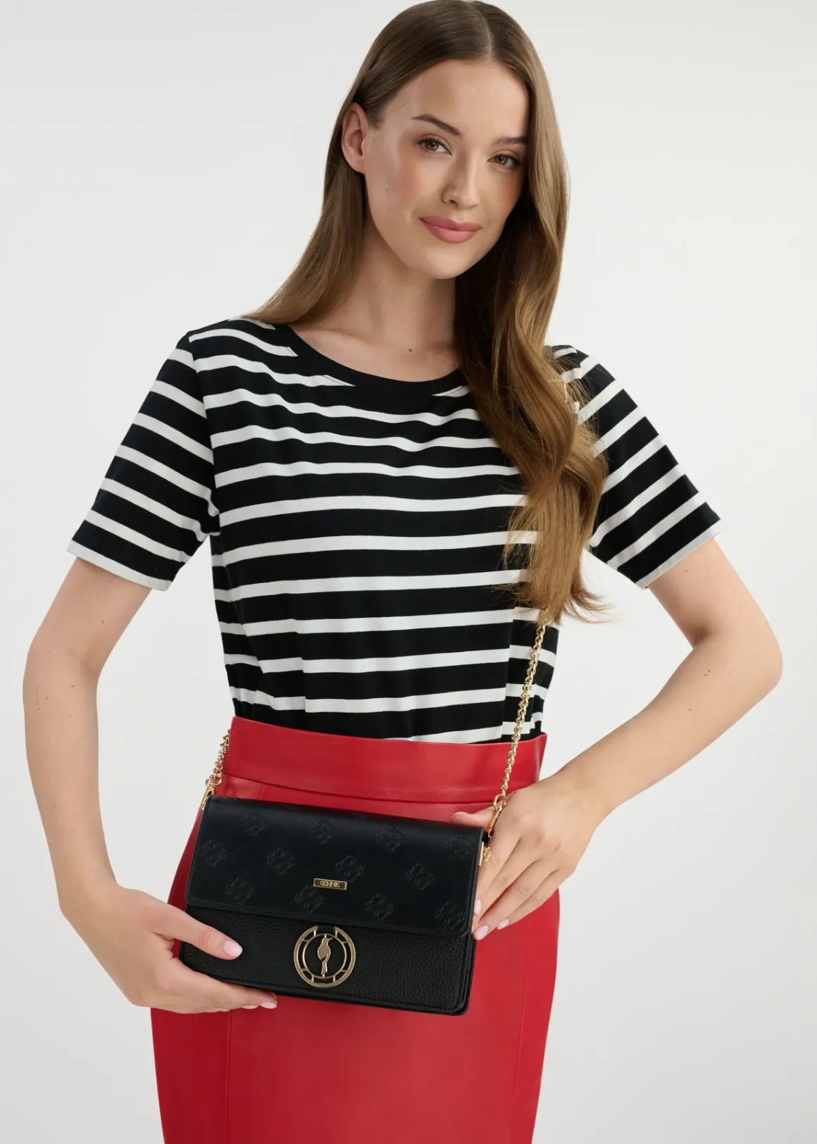 Czarna torebka damska z monogramem
