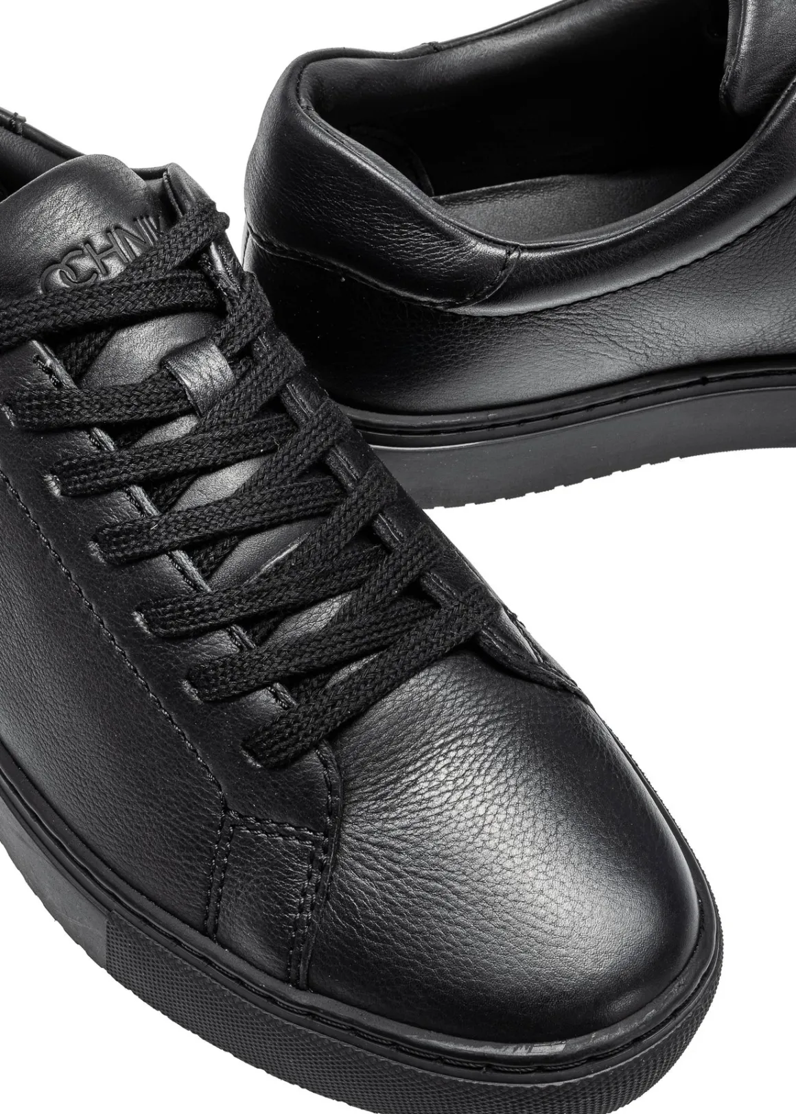 Czarne skórzane buty sportowe