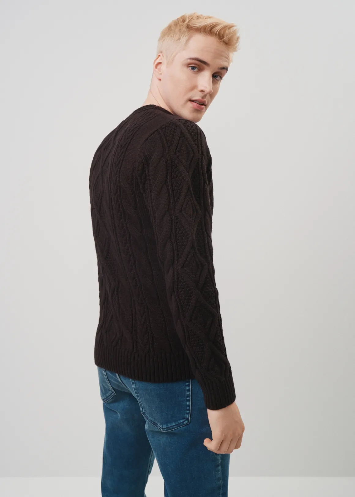 Czarny sweter męski