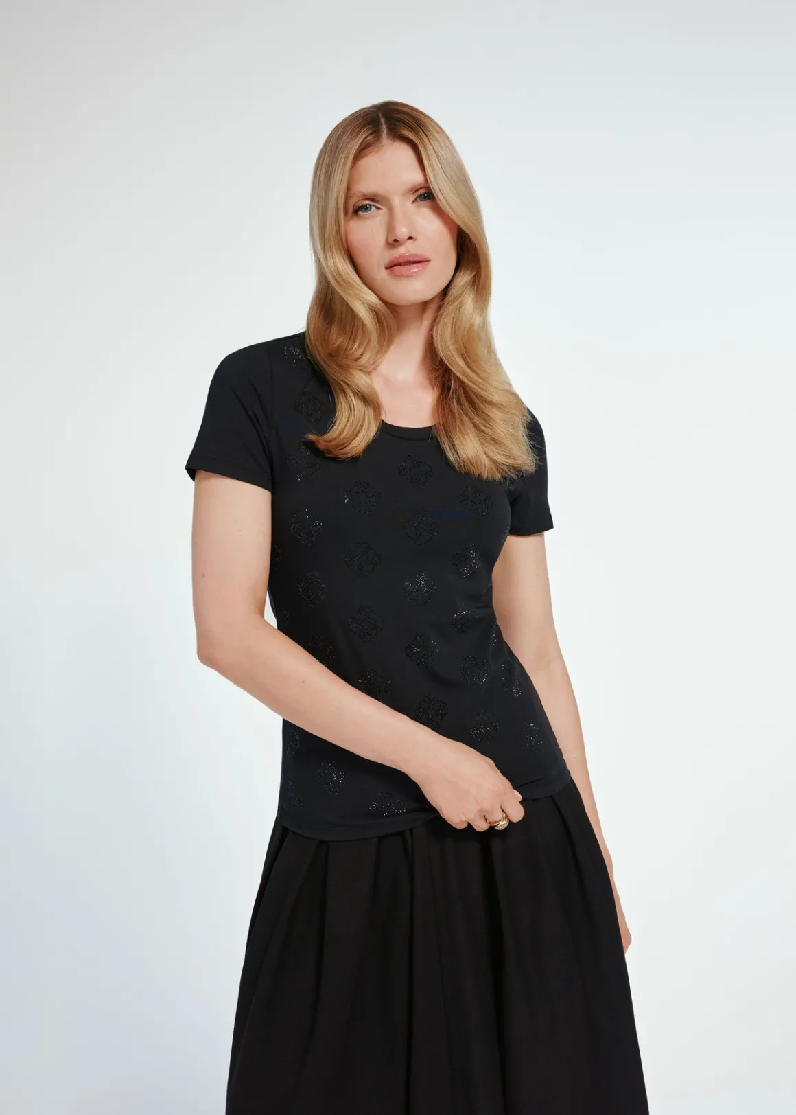 Czarny t-shirt damski z monogramem