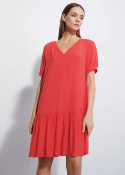 Czerwona sukienka z falbanką