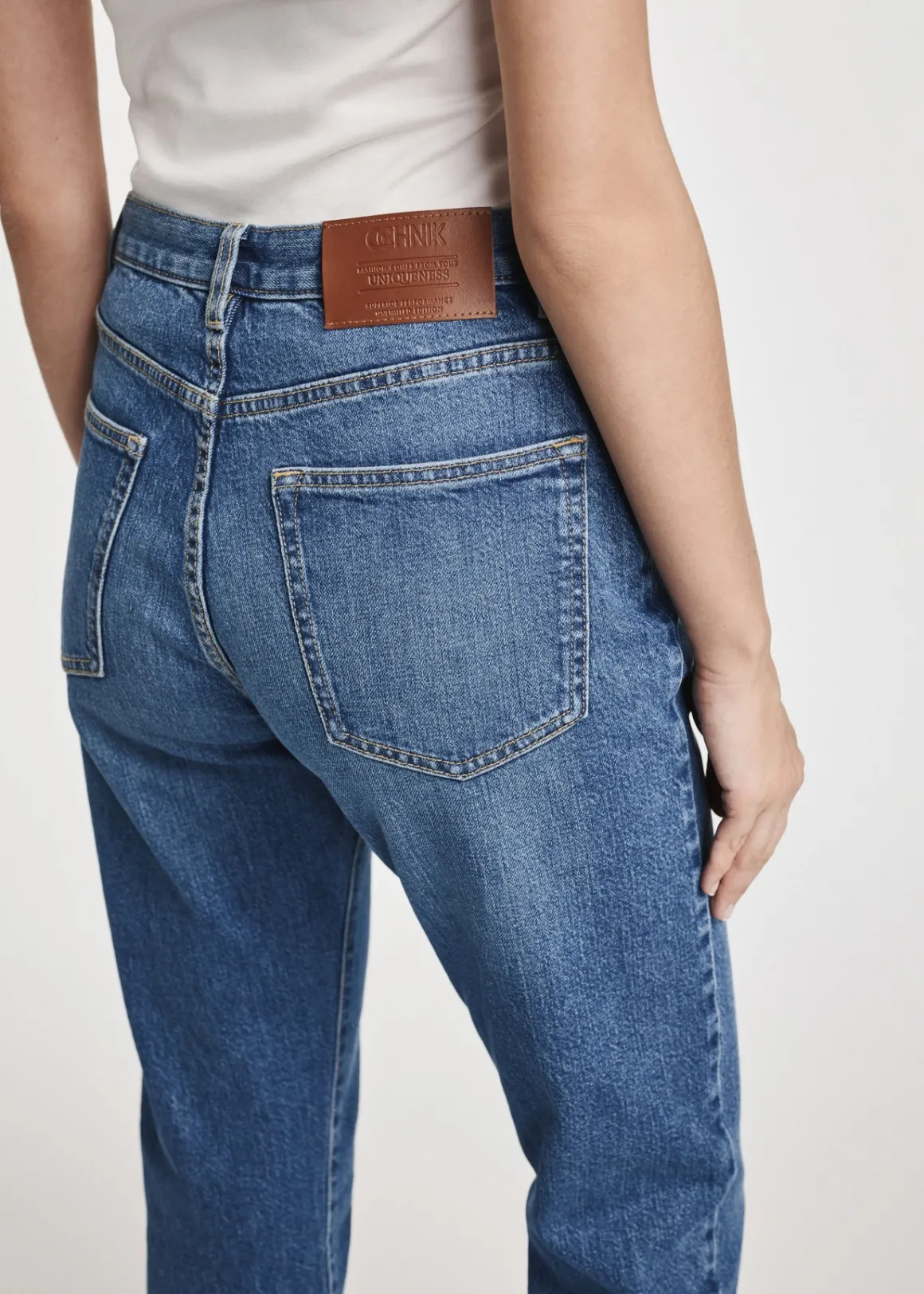 Granatowe spodnie jeansowe damskie