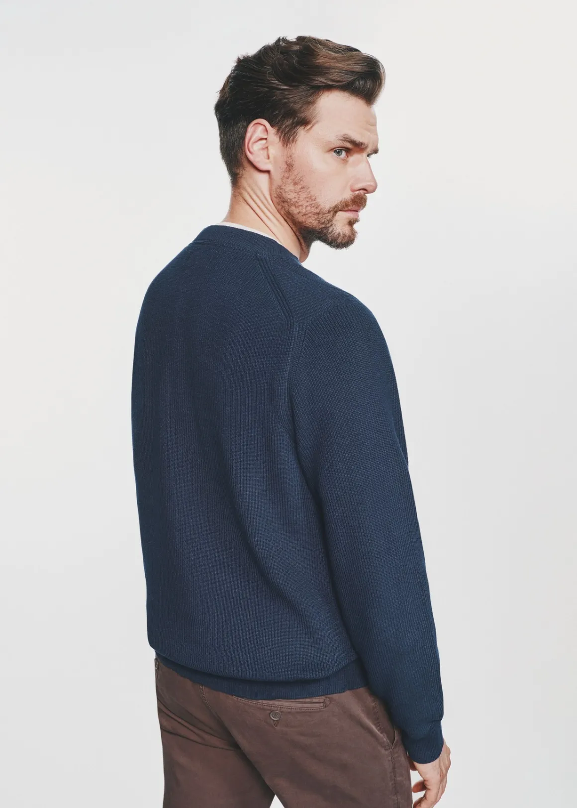 Granatowy sweter męski