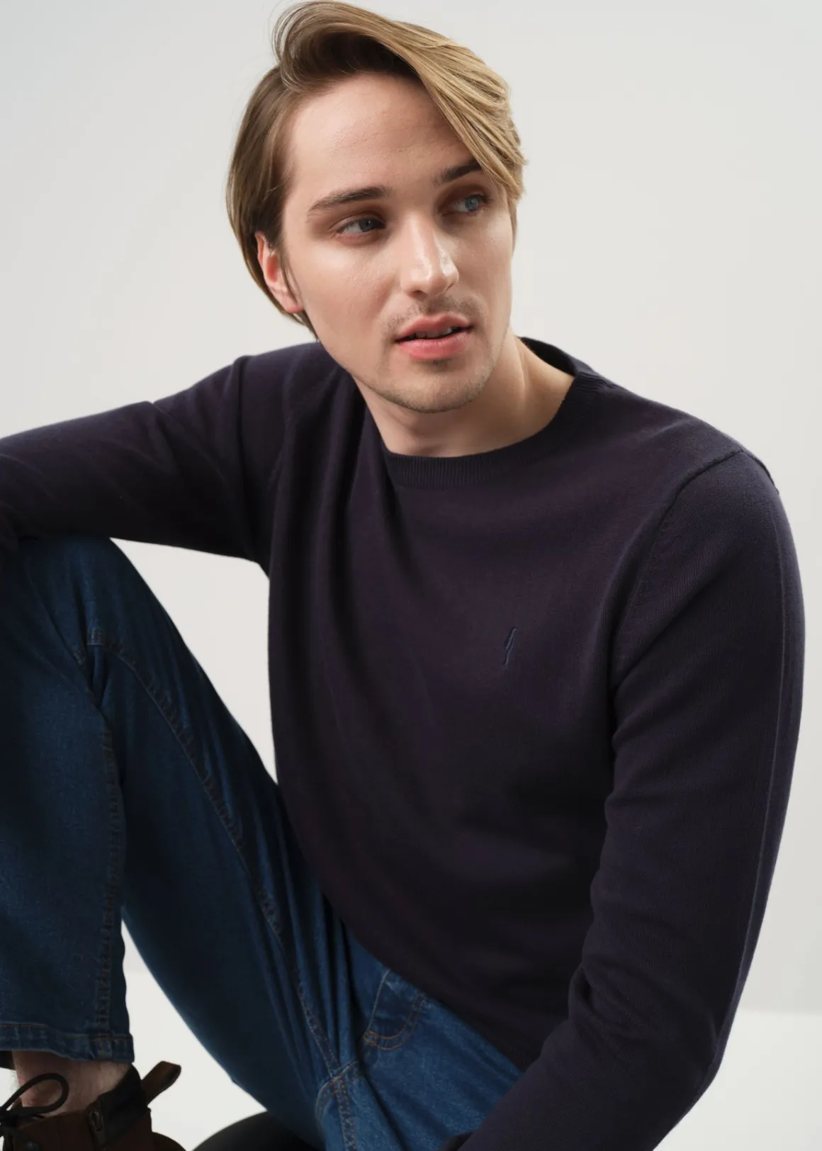 Granatowy sweter męski basic