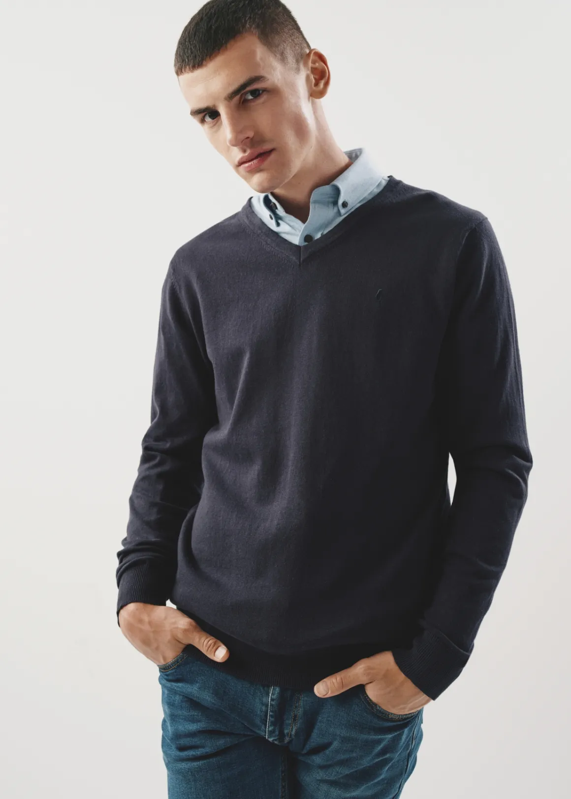 Granatowy sweter męski w serek