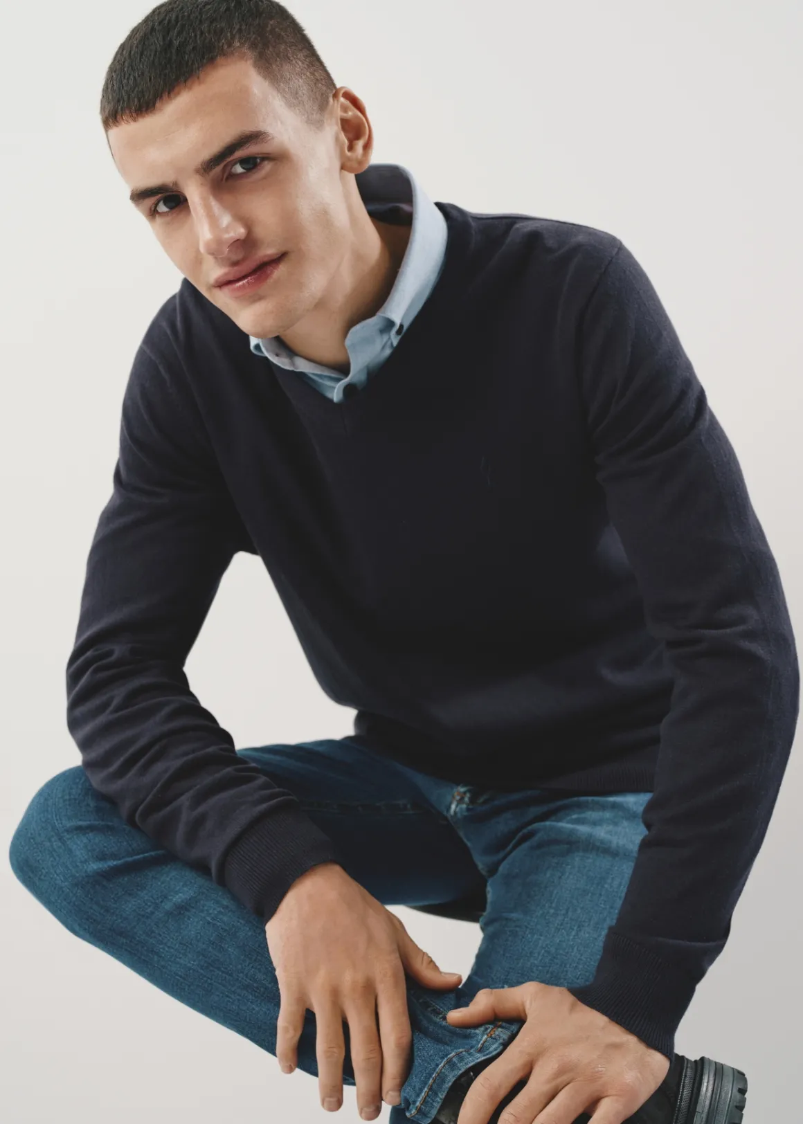 Granatowy sweter męski w serek