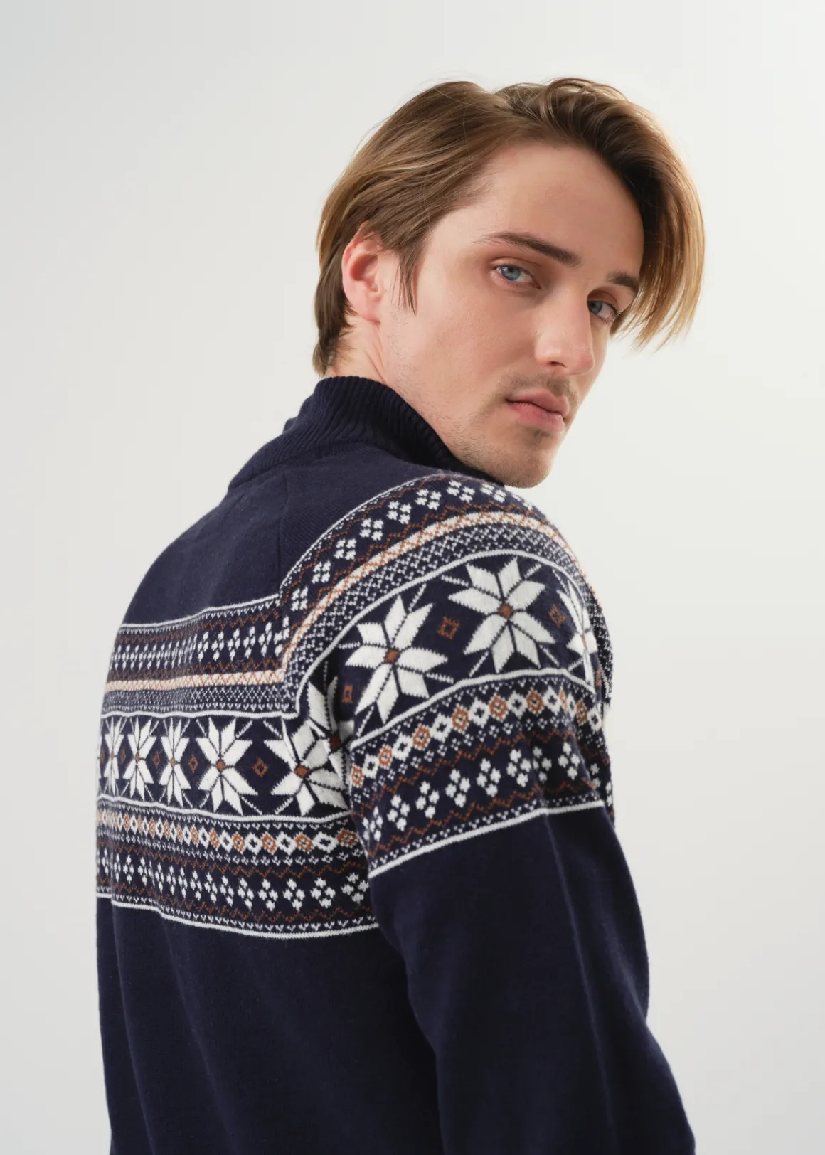 Granatowy sweter męski we wzór norweski