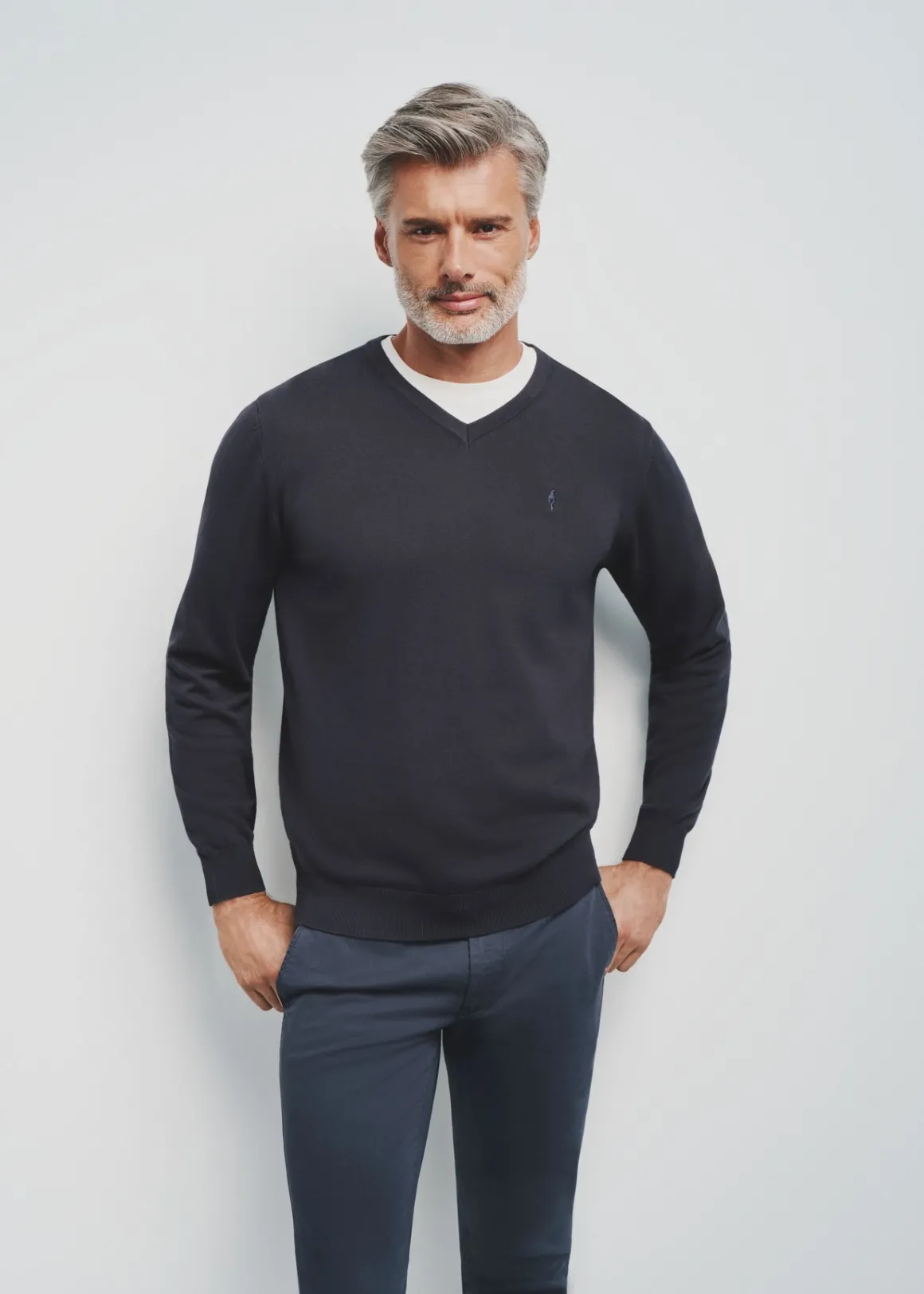 Granatowy sweter męski z logo