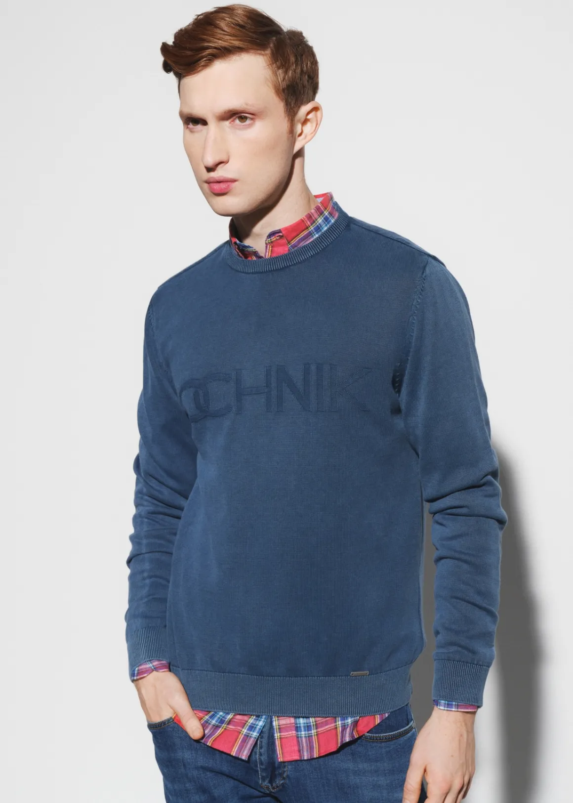 Granatowy sweter męski z logo