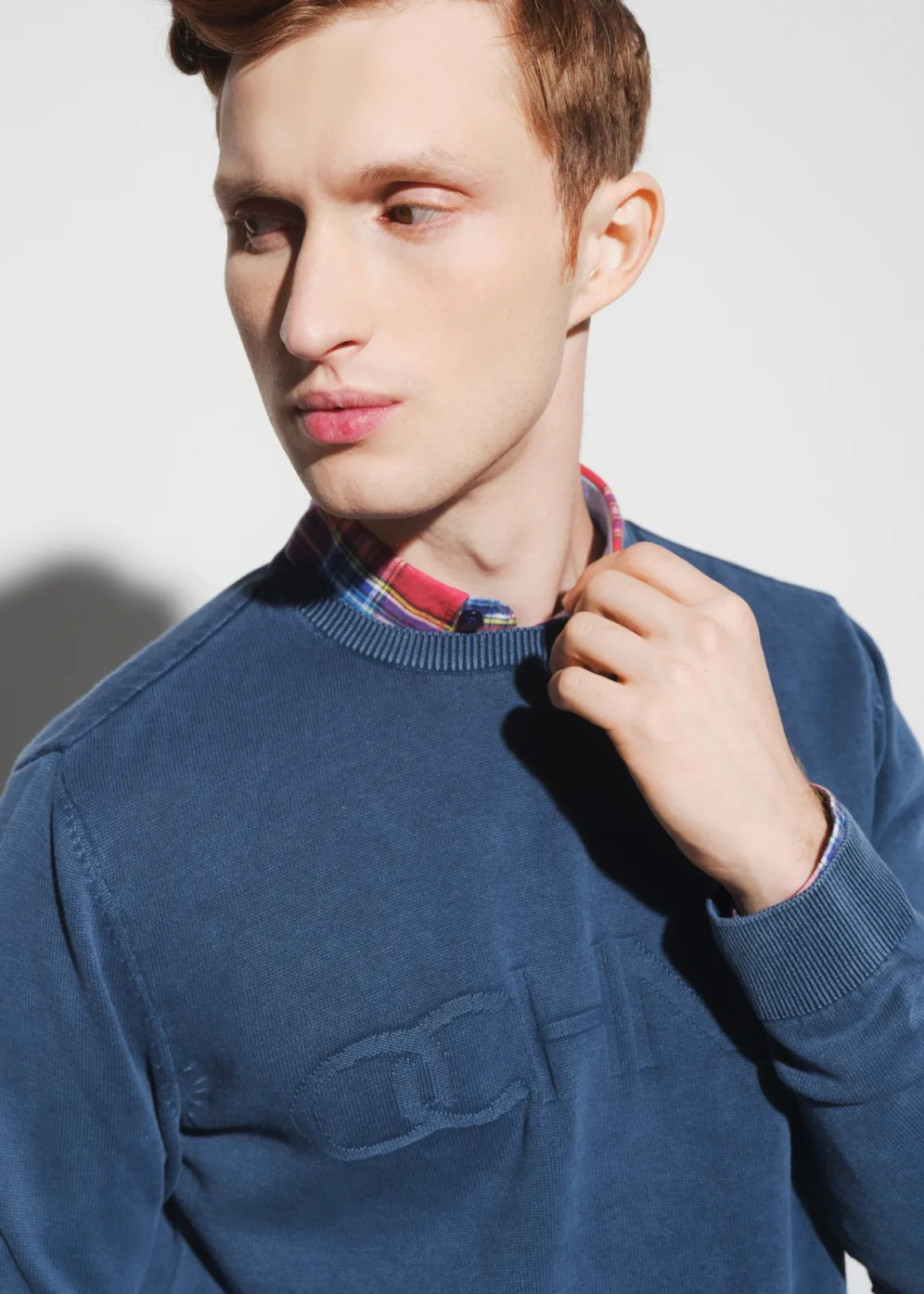 Granatowy sweter męski z logo