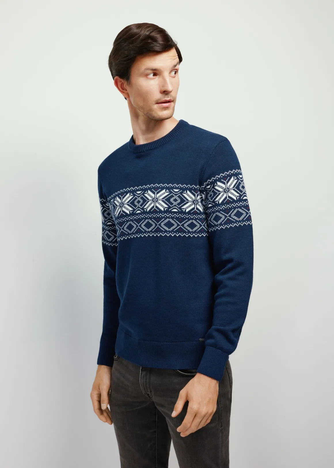 Granatowy sweter męski ze wzorem