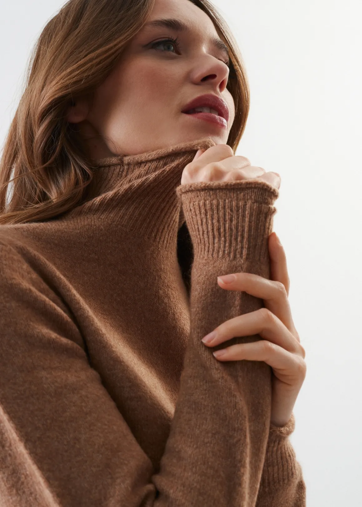 Jasnobrązowy sweter damski