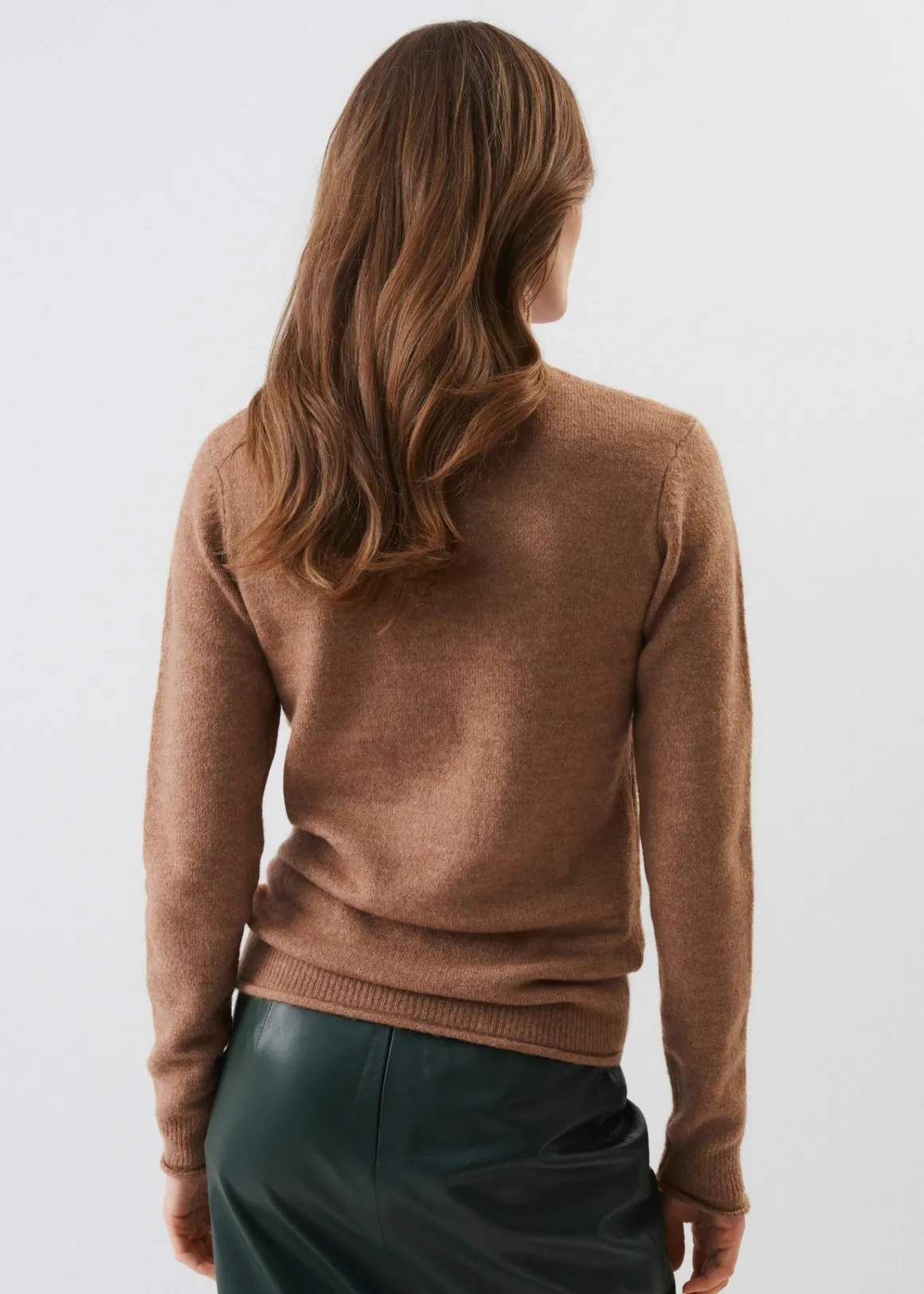 Jasnobrązowy sweter damski