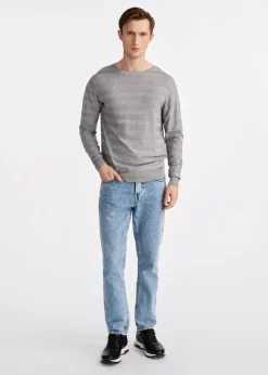Jasnoszary sweter męski w paski
