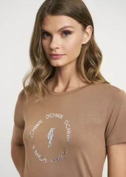 Kamelowy T-shirt damski z aplikacją