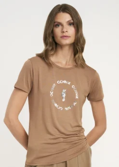 Kamelowy T-shirt damski z aplikacją