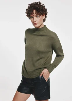 Klasyczny sweter damski w kolorze khaki