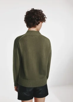 Klasyczny sweter damski w kolorze khaki