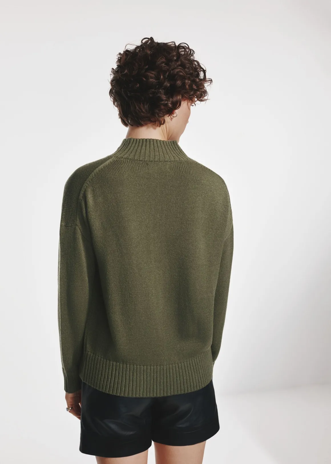 Klasyczny sweter damski w kolorze khaki