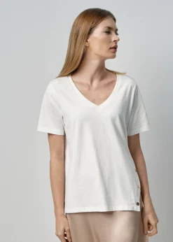 Kremowy T-shirt damski z rozcięciem
