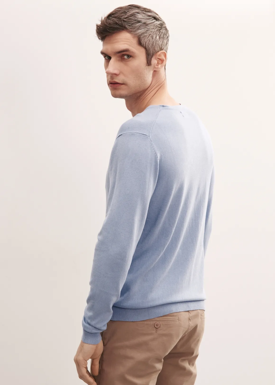 Niebieski sweter męski basic