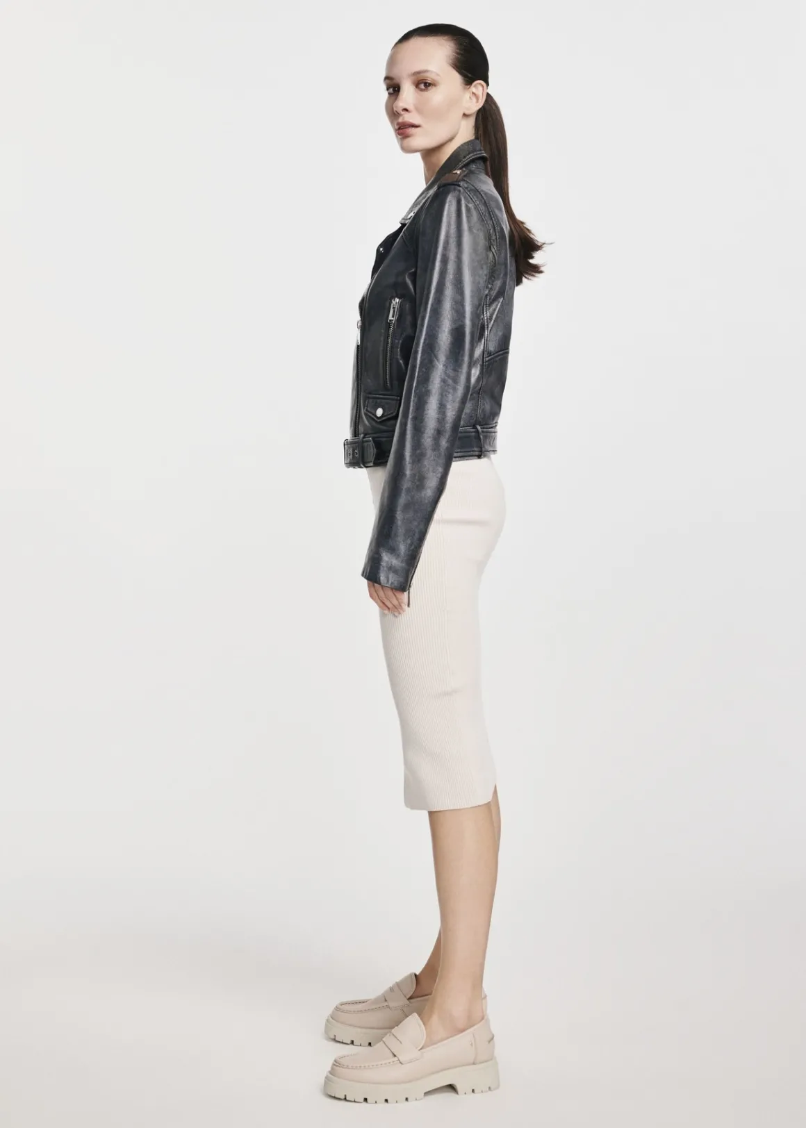 Skórzana kurtka damska w kolorze szarym