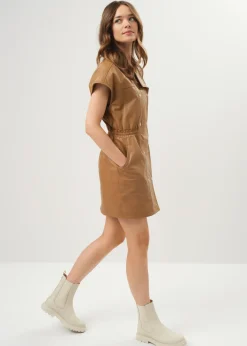 Skórzana taliowana sukienka w kolorze camel