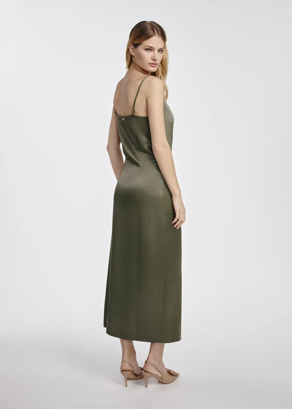 Sukienka khaki z satynowego materiału