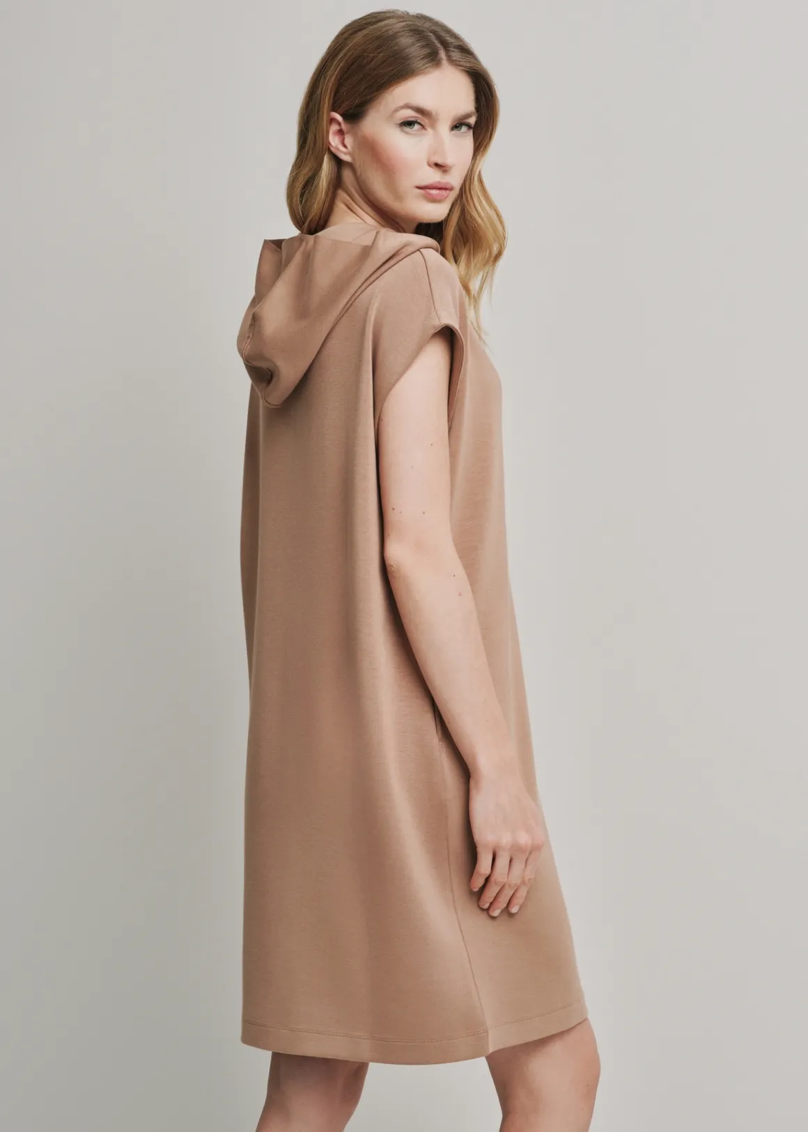 Sukienka z kapturem w kolorze camel
