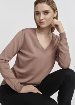 Sweter damski z dekoltem V-neck w kolorze camelu