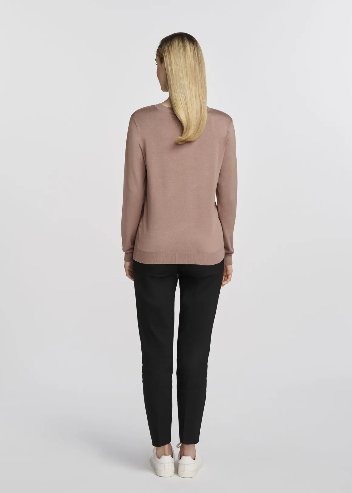 Sweter damski z dekoltem V-neck w kolorze camelu