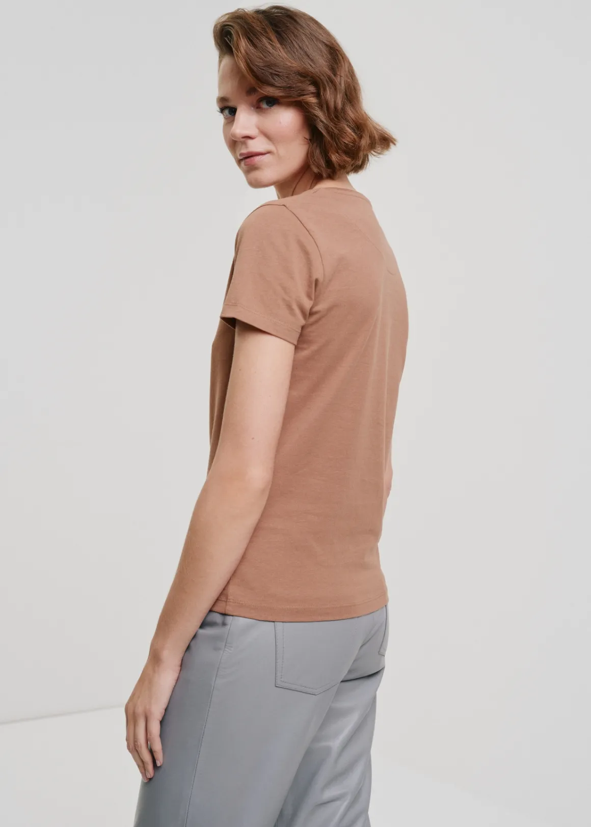T-shirt damski w kolorze camel z wilgą
